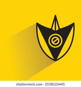 ícone de escudo com sombra no plano de fundo amarelo