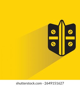 Icono de escudo con sombra sobre fondo amarillo