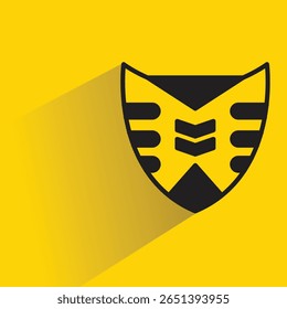 Icono de escudo con sombra sobre fondo amarillo