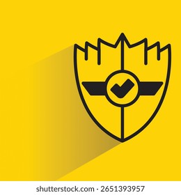 Icono de escudo con sombra sobre fondo amarillo