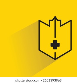Icono de escudo con sombra sobre fondo amarillo