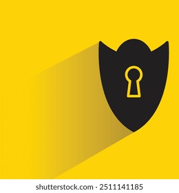 Escudo y ojo de la cerradura con sombra sobre fondo amarillo