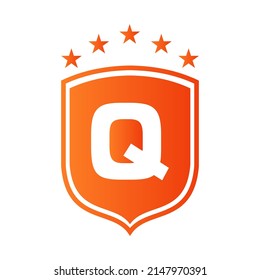 Schild Logo auf Buchstabe Q Vektorgrafik. Logo-Schutzsymbol des Buchstaben Q-Schild-Sicherheitszeichens Vignettendesign