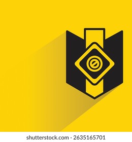 Icono de símbolo de escudo con fondo amarillo de sombra