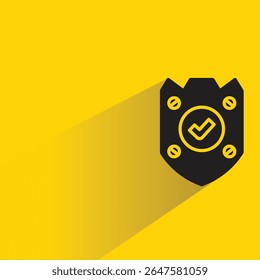 Icono de símbolo de escudo con fondo amarillo de sombra