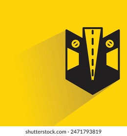 símbolo de escudo con sombra sobre fondo amarillo