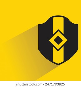 Schildsymbol mit Schatten auf gelbem Hintergrund