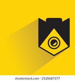 símbolo de escudo com sombra sobre fundo amarelo