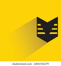 icono de arma de protección con sombra sobre fondo amarillo