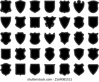 Escudos establecidos. Colección de iconos de protección de seguridad con contornos. Forma de placa policial. Silhouettes de insignia. Seguridad, parches de fútbol vector. Juego de iconos del escudo de armas. Plantilla aislada. diseño de logotipo