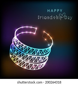 Brillantes y coloridas brazaletes sobre un brillante fondo para las celebraciones del Día de la Amistad Feliz.