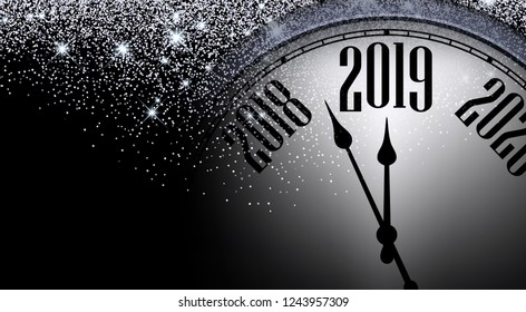 Brillante afiche Feliz Año Nuevo 2019 con reloj borroso y luces plateadas. Fondo vectorial.
