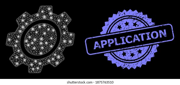 Engranaje de red de malla brillante con manchas luminosas y sello de marca de rosetón grunge de aplicación. Modelo vectorial iluminado creado a partir del icono de engranaje. La marca azul contiene la etiqueta Application dentro de la rosette.