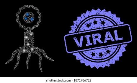 Celda vírica de malla brillante con focos de luz y sello de rosette rayado por la Viral. Constelación vectorial iluminada creada a partir del icono de la celda de virus. El sello azul tiene la etiqueta Viral dentro de la roseta.