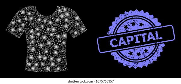Camiseta de red de malla brillante con focos de luz y sello de goma de la rosetón Capital. Constelación vectorial iluminada creada a partir del icono de la camiseta. El sello azul incluye la leyenda Capital dentro de la rosette.