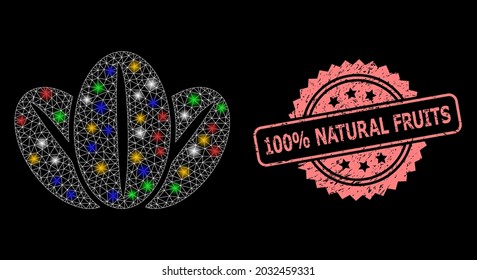 Granos de café de malla brillante con puntos brillantes y un sello rosette sucio de frutas naturales del 100%. Constelación vectorial iluminada creada a partir del símbolo de granos de café.