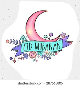 Shiny rosa Mond mit stylischem Text Eid Mubarak auf floralem Design dekoriert Band, kann als Grußkarte oder Einladungskarte für muslimische Community Festival-Feier verwendet werden.