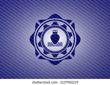 icono de barco dentro del emblema con fondo de alta calidad denim. 