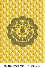 icono de barco dentro del emblema dorado o la placa. Patrón de escalas. Ilustración vectorial. Detallado. 