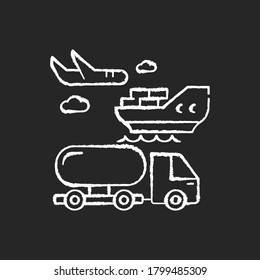 Versand von Kreide weiß Symbol auf schwarzem Hintergrund. Gütertransport, Lieferservice. Gewerblicher Versand, Produktionsverteilung auf See, Land und Luft. einzelne Vektorkartongrafik