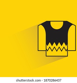camisa con sombra de caída sobre fondo amarillo