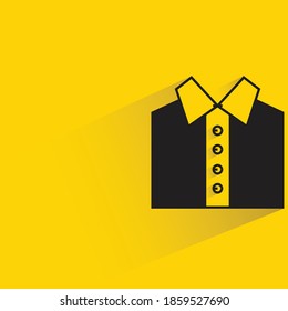 camisa con sombra sobre fondo amarillo