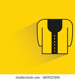 camisa con sombra sobre fondo amarillo