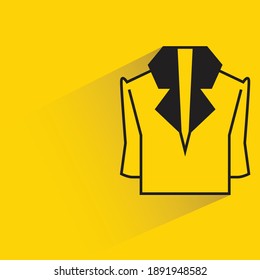 camisa con sombra sobre el vector de fondo amarillo