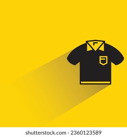 camisa con sombra sobre fondo amarillo
