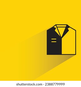 camisa con sombra sobre fondo amarillo