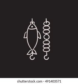 Icono de boceto vectorial de los peces a la parrilla y kebab de los peces aislados en el fondo. Kebab Shish dibujado a mano e ícono de pescado a la parrilla. Icono de sketch de mariscos y peces a la parrilla para infografía, sitio web o aplicación.