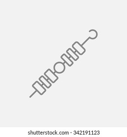Icono de línea Shish kebab para web, móvil e infografía. Icono vector de gris oscuro aislado en fondo gris claro.