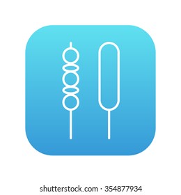 Shish kebab line Symbol für Web-, Mobil- und Infografiken. Vektorweißes Symbol auf dem blauen Farbverlauf-Quadrat mit abgerundeten Ecken einzeln auf weißem Hintergrund.