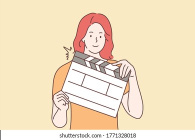 Disparos, películas, concepto de asistencia. Joven cantante de caricatura asistente de mujer o joven sonriente parada con cartón. Haciendo clips de películas para ilustraciones de la industria cinematográfica.