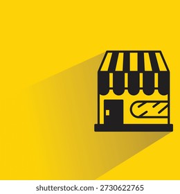 Edificio de la tienda con la sombra en el fondo amarillo