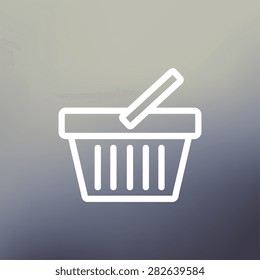 Línea delgada del icono de la cesta de compras para web y móvil, moderno diseño minimalista plano. Icono blanco vectorial en el fondo de malla gradiente.