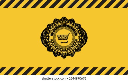 icono del carro de la compra en el interior del signo de advertencia, emblema negro grunge. Ilustración vectorial. Detallado.