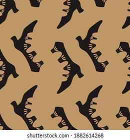 Compra sin fisuras con elementos de zapatos de mujeres marrones oscuros. Fondo beige. Ilustración bursátil. Diseño vectorial para textiles, tela, giftwrap, papel pintado.