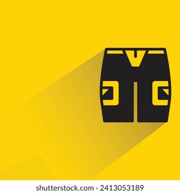 kurze Hose Symbol mit Schatten auf gelbem Hintergrund