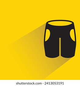 icono de pantalones cortos con sombra sobre fondo amarillo