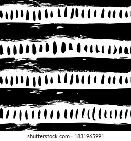 Kurze vertikale Linien mit fetten Streifen nahtlos Muster. Handgezeichnetes, einfaches, schwarz-weißes Vektormuster mit abstrakten Strichen und fetten Linien. Horizontal gepunktete Streifen. farbiger Hintergrund