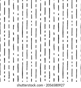 Kurze vertikale Linien, Vektornahtloses Muster. Handgezeichnete Kurzpinselstruktur. Schwarze farbige Schmutzspritzer. Abstraktes geometrisches Muster mit schwarz unterbrochenen gepunkteten Linien. Vektorverschiedene Bindestriche.