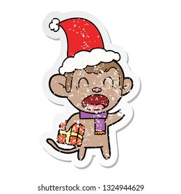 caricatura de un mono con regalo de navidad usando sombrero de santa, dibujado a mano