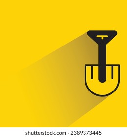 pala con sombra sobre fondo amarillo