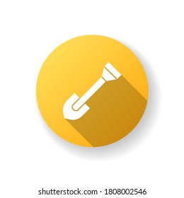 Icono de glifo de sombra larga de diseño plano amarillo. Se va a trabajar en la renovación. Masa de excavación. Herramienta de jardinería. Instrumento agrícola. Reparación de hormigas mineras. Herramienta útil. Ilustración de color RGB de silueta