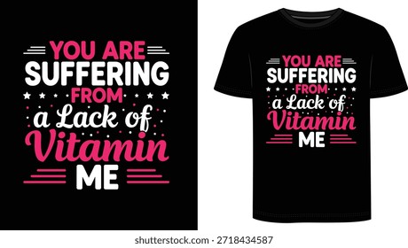 Muestre su lado juguetón con esta camiseta "Estás sufriendo por la falta de vitamina". Perfecto para amantes, parejas y cualquier persona con un divertido sentido del humor. Esta linda y coqueta camiseta es un gran regalo para el Día de San Valentín, aniversarios, o simplemente para hacer sonreír a alguien especial.