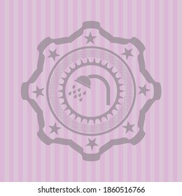 icono de ducha dentro de un emblema rosado realista. Diseño detallado. 