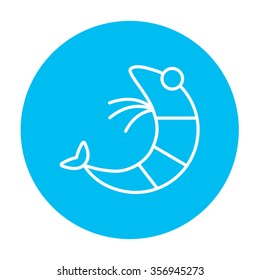 Icono de línea de camarón para web, móvil e infografía. Icono de blanco vector en el círculo azul claro aislado en fondo blanco.