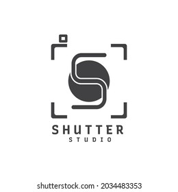 shutter lens camera logo with letter S for fotogarfi or photographers. modern simple logo design