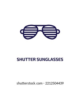 icono de gafas de sol de obturador de la colección de ropa. Gafas de sol de postigos lineales delgadas, gafas de sol, icono de contorno de obturador aislado en fondo blanco. Signo de gafas de sol de obturador vector de línea, símbolo para web y 